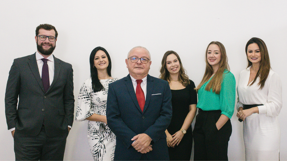 Foto da equipe inteira do escritório Magalhães e Hanauer